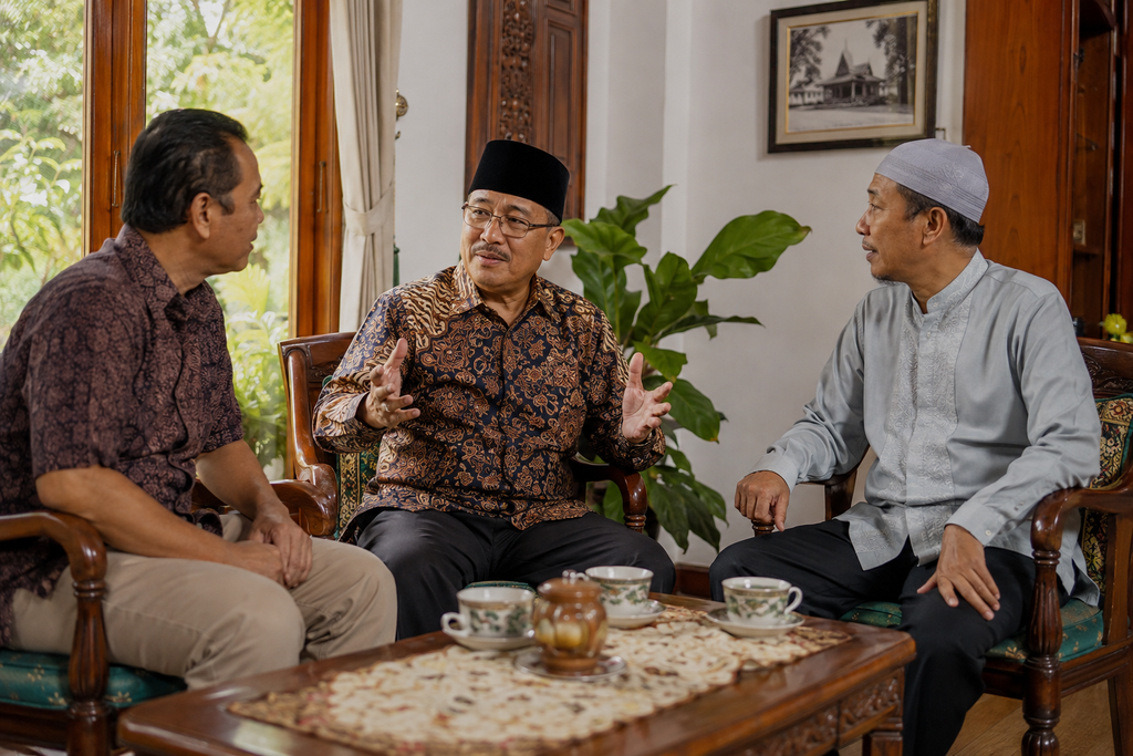 Tokoh masyarakat memediasi perbedaan pendapat antarwarga secara netral dan damai.